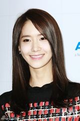 组图：少时允儿代言眼镜 捂嘴甜笑婀娜迷人