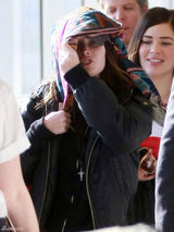 组图：梅根-福克斯现身机场厚实装扮御寒保暖