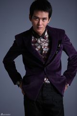 组图：黄明写真展雅痞气质 深邃眼神诠释熟男魅力