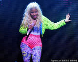 组图：麻辣鸡个唱粉丝强行上台 与保镖激烈扭打