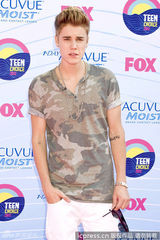 组图：青少年选择奖红毯 贾斯汀-比伯黑超耍酷