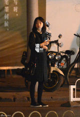 组图：周冬雨深夜外出吃饭 路边等车玩手机卖萌