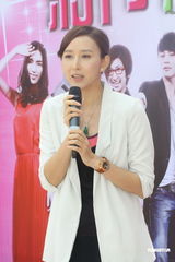 组图：胡静婚后变身总监制 推销《新拼住时代》