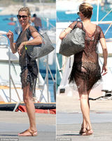 组图：39岁超模凯特莫斯现身海滩心情好秀身材