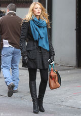 高清组图：布莱克-弗莱利街拍LOOK大衣围巾保暖