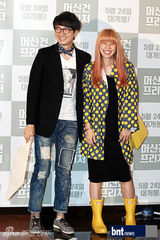 组图：吕珍九等出席电影《机关枪传教士》首映会