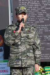 高清组图：韩星玄彬正式退役 众粉丝举牌迎接