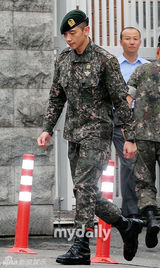 组图：韩星Rain正式退役 帅气行军礼湿眼眶