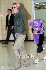 组图：布莱德皮特赴韩宣传 爱子抱玩具熊遮面