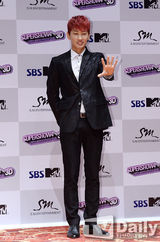 组图：SJ3D新片首映式 众成员正装出席宣传