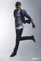 组图：乔振宇曝光动感大片 帅气身姿展舞台功底