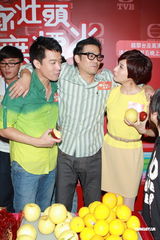 组图：《谁家灶头》杀青 田蕊妮避探班老公吻戏