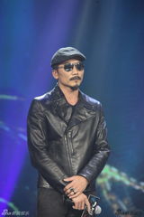 组图：刘亦菲咖啡误泼导演陈嘉上 尴尬道歉卖萌