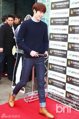 组图：韩星金宇彬出席粉丝签名会笑容迷人