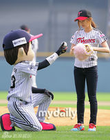 组图：韩国女艺人郑素敏担任棒球比赛开球嘉宾