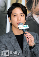 组图：尹恩惠郑容和李东健新剧发布亲密牵手