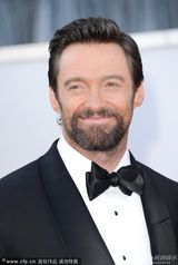 组图：休-杰克曼携老婆黛博拉恩爱亮相红毯