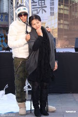 罗志祥新书大卖欲购名车 罗妈捐两百万做公益(图)