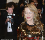 组图：凯莉-米洛金色裹身长裙走红毯霸气足