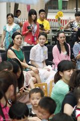 组图：张定涵甘薇庆六一 与聋儿舞江南style