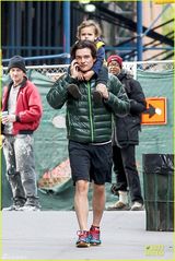 组图：奥兰多带儿子出行坐肩头 心情好聊电话