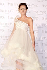 组图：Amanda S.订婚后首披婚纱 自称未婚夫很大方