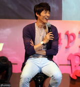 高清图：郑元畅赴韩国庆生 首尔延世大学会粉丝