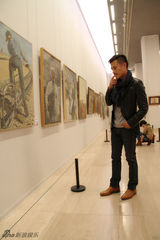 组图：耿乐漫步中国美术馆 赏昔日画作抒情怀