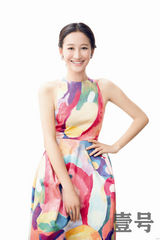 组图：曾泳醍最新写真 镂空短裙尽显轻熟气质