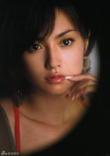 组图：深田恭子短发写真 夏日清凉装扮秀丰胸