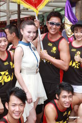 组图：罗仲谦划龙舟展健硕身材