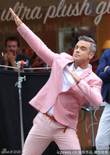 组图：罗比-威廉姆斯变粉红绅士显老顽童本色