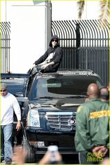 组图：比伯被保释出狱做车顶向粉丝挥手