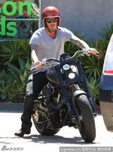 贝克汉姆化身机车男帅气十足 为女儿采购童装(图)