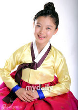 组图：《月亮抱着太阳》童星金有贞韩服写真庆新春