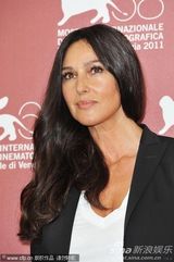 组图：《炎夏》记者会 贝鲁奇中性装亮相也妩媚