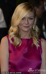 组图：邓斯特戛纳走秀紫红裙装简约亲切