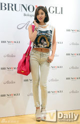 组图：韩星孙丹菲出席活动 露肚脐踩恨天高