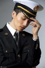 组图：许诺制服造型帅气十足贺新年