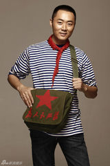 组图：沈晓海拍红色写真 青春飞扬追寻纯真烂漫