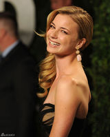 高清组图：艾米丽-万凯普薄纱礼服亮相秀美胸