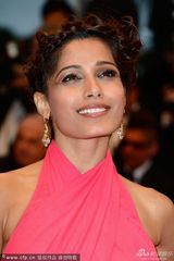 组图：贫民窟的百万富翁女星芙蕾达粉嫩亮相