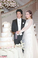 组图：叶佩雯郭伟亮浪漫大婚 陈奕迅喜当兄弟团