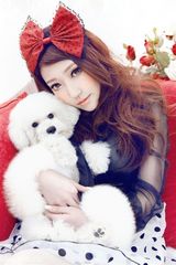 组图：韩婷依拍新年写真 可爱公主喜庆登场