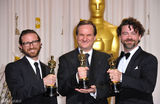 高清组图：奥斯卡后台获奖众星举金人光彩照人