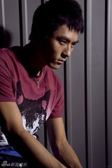 组图：张宁江拍时尚大片 “战争型男”有型有款