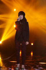 组图：周笔畅睡衣扮猫女 邓紫棋自弹自唱