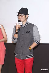 组图：曾之乔为新剧裸背上阵 被吴建豪袭胸吓坏父母