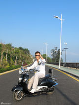 组图：《远大前程》是安帅气摩托车剧照显不羁