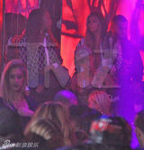 组图：比伯被捕前派对照曝光 裸上身与嫩模狂欢